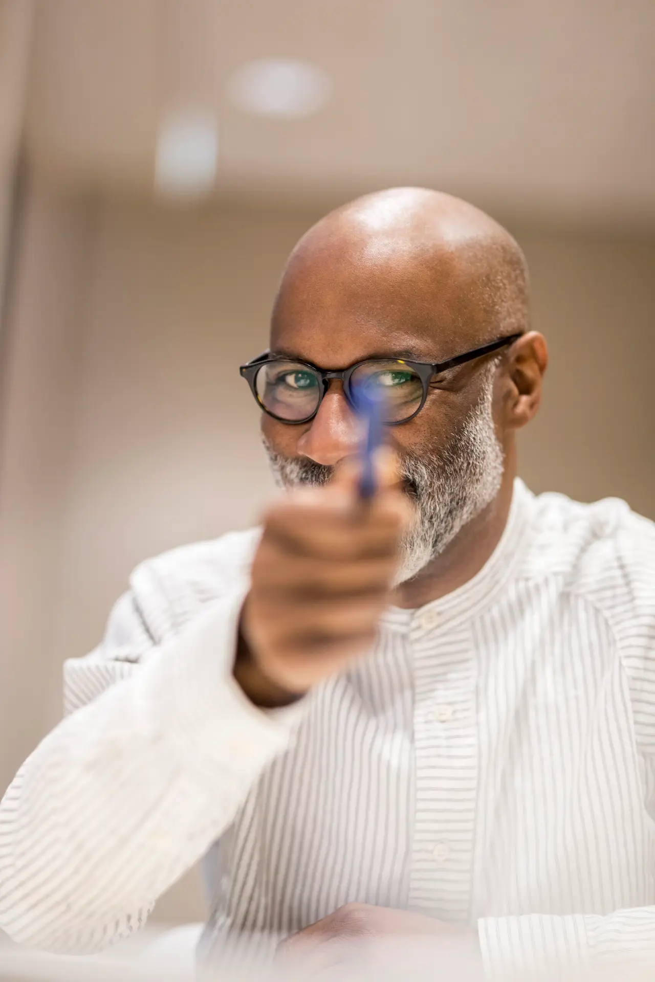 Experienced advisor in a focused working session